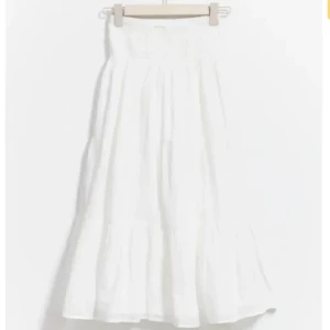 Vit långkjol med volang - Jättegullig kjol ifrån Gina Young i storlek 170 som är perfekt till sommaren! Passar mig som brukar ha XS/S!! Endast använd några få gånger då den är lite för lång för mig