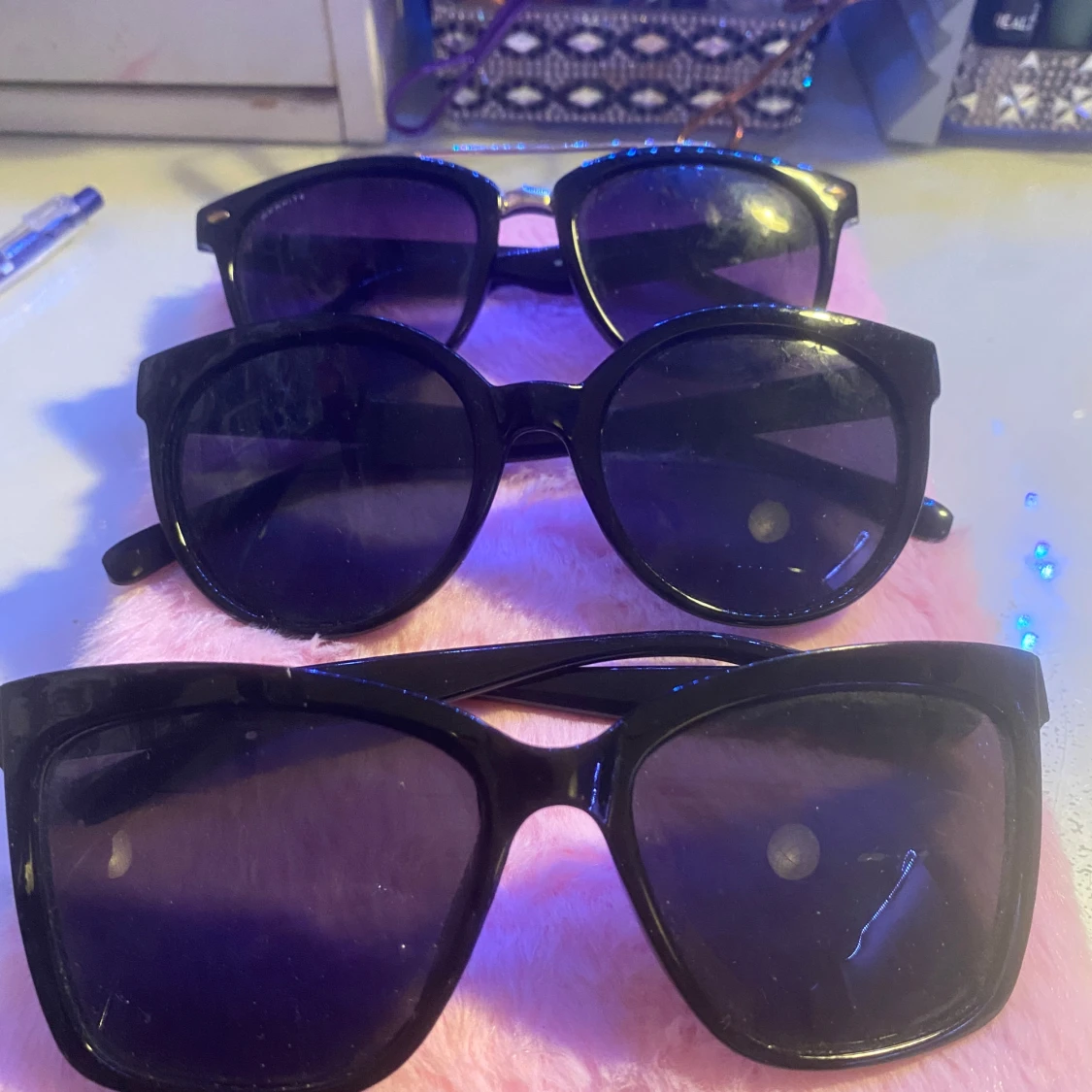 Tre par svarta solglasögon