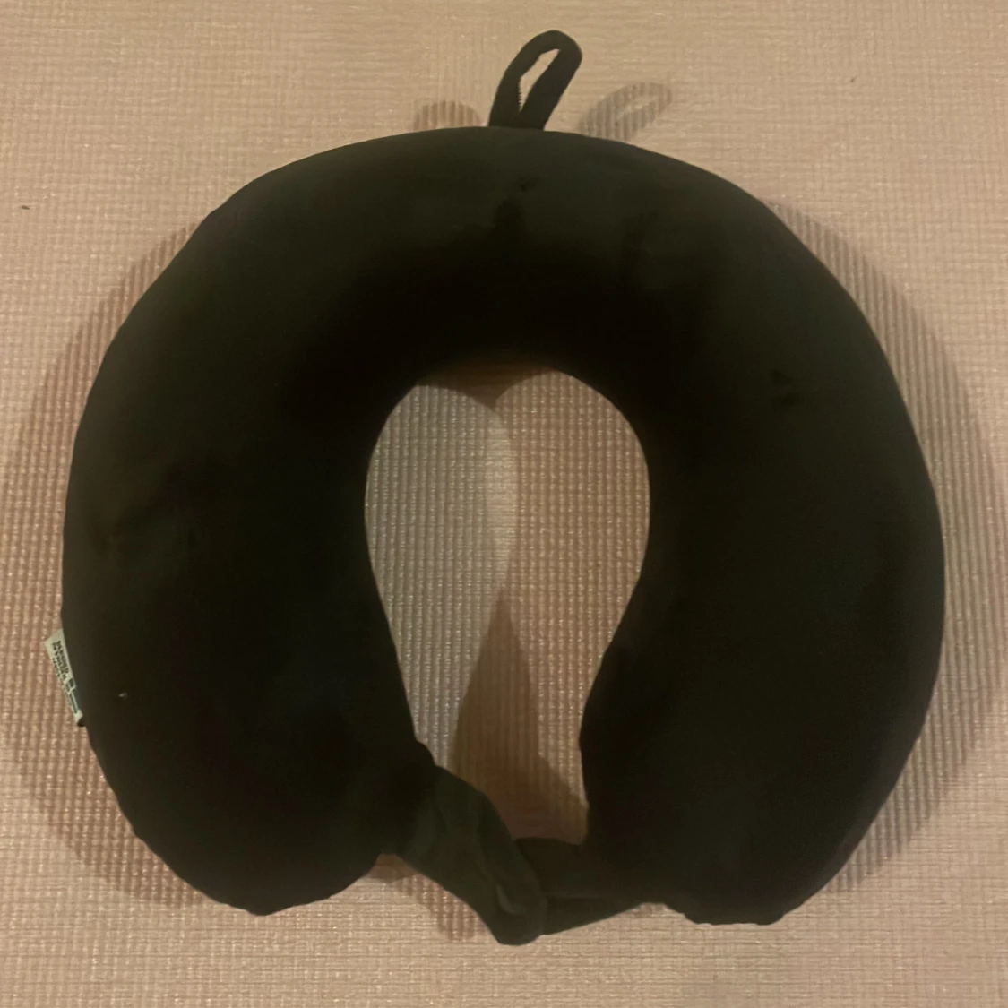 Svart nackkudde från Epic