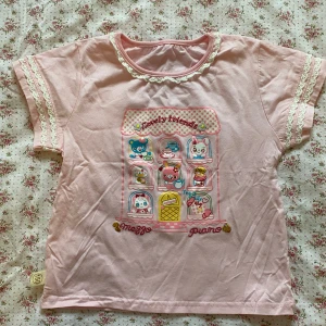 Mezzo Piano rosa tröja Sanrio Japan  - Mezzo Piano rosa T-shirt med spetsdetaljer. Ny och aldrig använd, storlek 150! 