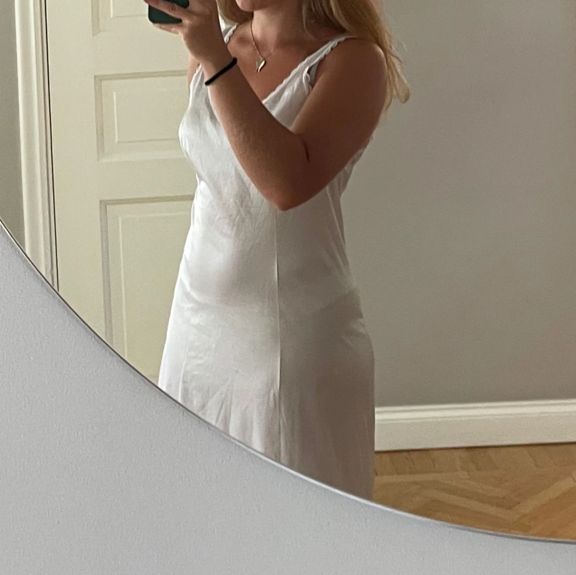 Vit långklänning med spetsdetaljer