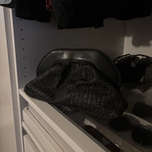 Svart kuvertväska  - Svart clutch väska som aldrig är använd, kostar 206 kr ny.