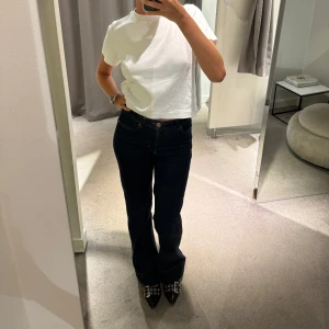 Mörkblå bootcut jeans - Säljer dessa Raw blå jeans från twist and tango storlek 26 