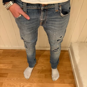 Blå jeans med slitningar - Snygga blå jeans med coola slitningar på framsidan. Perfekta för en avslappnad stil. Hör av er med frågor och funderingar eller förslag!!