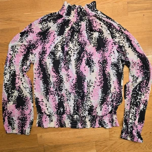 Blus  - I bra skick aldrig använt 