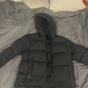 Svart dunjacka från Peak Performance - Säljer min killes svarta Peak Performance Rivel down jacka.  Storlek M. Köpt förra vintern och är knappt använd så är i jättefint skick. Nypris runt 4000