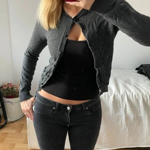 Mörkgrå kofta - Säljer en stilren mörkgrå kofta i stl S från hm💕