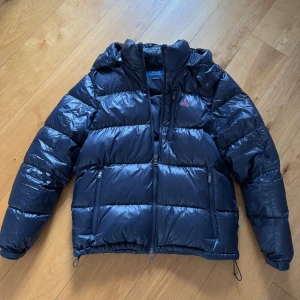 Ralph Lauren Puffer - Säljer en snygg dunjacka från Ralph Lauren i färgen Navy. Storlek Xl men passar L-M bättre. Skick 10/10 typ helt ny. Qr kod finns på bilderna 