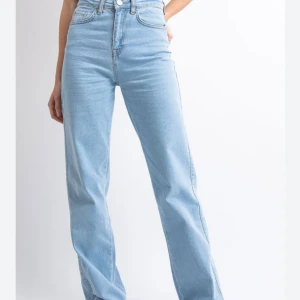 Ljusblå högmidjade jeans - Ljusblåa jeans från madlady, de hör högmidjade och raka i passformen, använda några fåtal gånger, upplever att materialet är lite stretching. Bra i längden på lig som är 158cm. Frakt tillkommer 