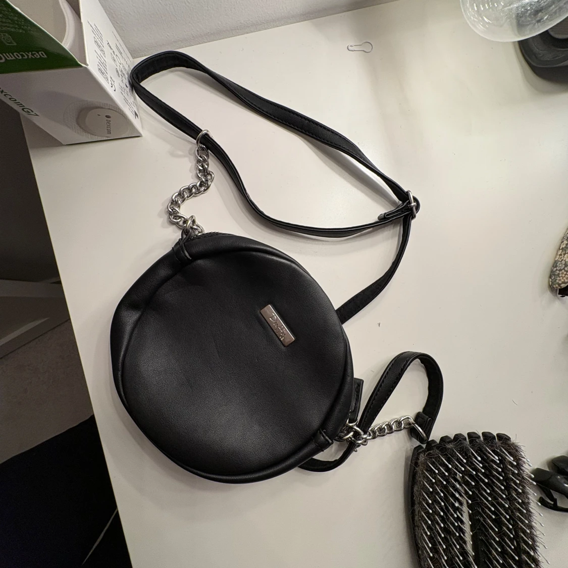 Svart rund axelväska med kedjedetalj - 90