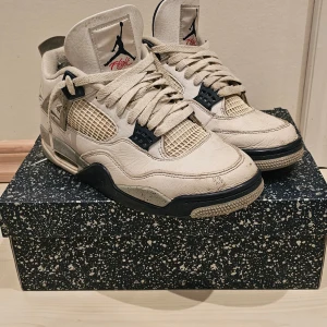 Jordan 4 - Säljer nu dessa feta Jordan 4 i mycket gott skick. Box kommer på köpet. Skorna är storlek eu 43 och sitter fint.