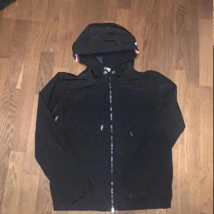 Moncler giumper windbreaker  - Säljer en riktigt fet moncler windbreaker för ett bra pris 1599kr(storlek 2/S-M)‼️går att diskutera vid snabb affär‼️Perfekt till alla dagar allt från varma sommar dagar samt regniga och blåsiga dager ‼️😎