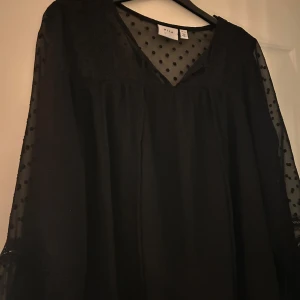 Blus - Svart blus från vila som jag inte använder längre, den är i bra skick och jätte fin. Bara att fråga om mer bilder