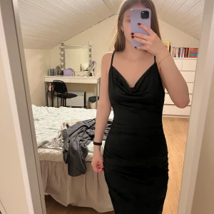 Svart klänning - Svart klänning, aldrig använd!🖤