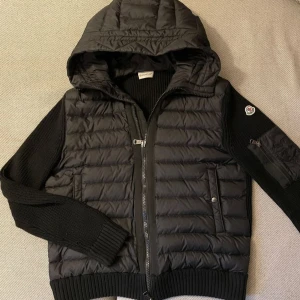 Moncler cardigan  - Använd på ett sparsamt sätt, skick 9/10——— storlek L men passar M——— NFC Scan funkar och perfekt nu vid kallare väder❄️