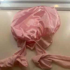 Rosa sidenmössa - Jättefin och skön Bonnet!! Använde en gång! Ordinarie priset va 90kr