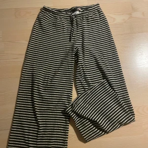 Randiga byxor - striped soft trousers ifrån Gina tricot. Mjukt och skönt material, rak passform. Sparsamt använda, mycket fint skick