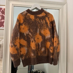 Stickad tröja från COS - Säljer en såå fin tröja från COS, får alltid komplimanger när jag använder den! 🧡🧡den är i så mysigt material och så unik🫶🌟🧚 I superbra skick!! Säljer massa andra stickade tröjor också från & other stories m.m. 🩷🩷