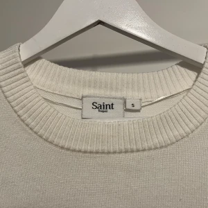 Vit tröja från Saint Tropez - Säljer en stilren vit tröja från Saint Tropez i storlek S. Tröjan har en rund halsringning och långa ärmar, perfekt för en enkel och klassisk look. Passar bra till både jeans och kjol.