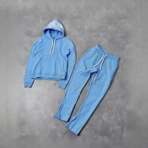 Blå hoodie och byxor set Syna world/Central cee tracksuit - Snyggt och bekvämt set med en blå hoodie och matchande byxor. Hoodien har en justerbar dragsko i huvan och en stor ficka framtill. Byxorna har en elastisk midja med dragsko för perfekt passform. Perfekt för en avslappnad stil. Byxorna har en liten fläck som jag kan visa om ni kontaktar.