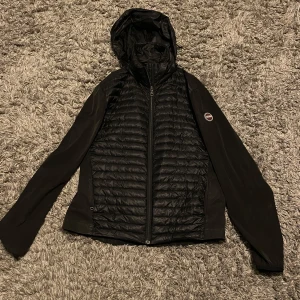 Colmar cardigan - Säljer min colmar cardigan för att den inte används. Inget fel på jackan, nypris runt 2000kr. Luvan går att vika in i ett fack med dragkedja som man ser på bild 3. Pris kan diskuteras vid snabb affär👌Storlek 50 är ungefär som S/M