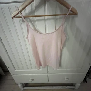 Rosa linne - Jätte fint ljusrosa linne. Helt nytt, har aldrig använt. Lappen kvar. Köparen står för frakten!