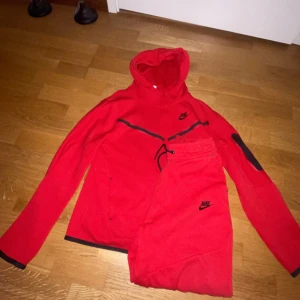 Rött Nike tech set - Säljer mitt röda nike tech set pågrund av att det inte passar mig längre. Nypris 2000 kr. Pris kan diskuteras. Tveka inte på att höra av er vid funderingar 