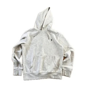 Grå Ralph Lauren hoodie - Snygg och bekväm grå hoodie från Ralph Lauren. Skick 7/10. 
