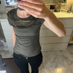 T-shirt med spets detaljer  - Vill se om någon visar intresse för denna mörkgröna T-shirt med spets detaljer💕skriv vid frågor eller intresse💞