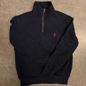 Ralph Lauren half zip - Halv zip tröja från Ralph Lauren. Väldigt bra skick. Lite dammig på bilderna men tvättar den sjävklart innan utskick!