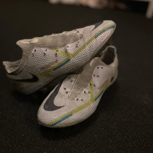 Nike fotbollsskor  - Säljer mina fotbollskor då de är försmå. Fullt fungerande inte sönder någon stans utan bara tappat färgen lite. Priset går att diskutera!