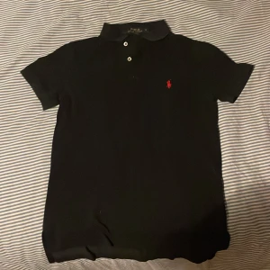Ralph lauren polo - Otroligt snygg Ralph lauren polo i ett otroligt fint skick, använd 1 gång! Priset är inte hugget i sten och om frågor finns är det bara att ställa kan även byta mot något intressant!