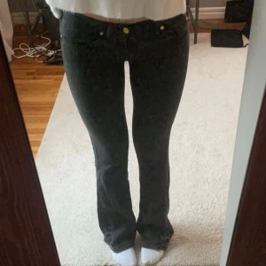 Gråa jeans med insytt leopardmönster  - Jättesnygga omsydda 7 for all mankind jeans. Lågmidjade och utsvängda. Jättesnygga coola och unika. 