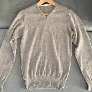 Stenströms v-ringad tröja - Snygg beige tröja från Stenströms med v-ringning i storlek S. Nyskick endast använd ett fåtal gånger.