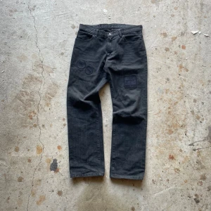 Number (N)ine patch jeans - Riktigt rare Number nine patch jeans från ”Give peace a chance” kollektionen. De är från 2004 men är i tiptop skick. De har lite distressing men är gjorda så! Japanska storleken 4