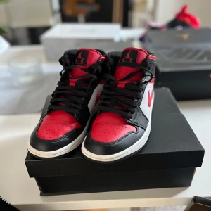 Air Jordan 1 Mid - Använda fåtal gånger, nytt skick. Skriv vid minsta fundering. Kan gå ner i pris vid snabb affär