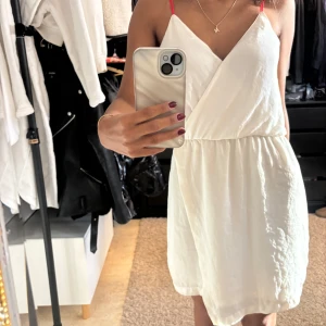 Vit klänning Zara - Snygg vit klänning . Perfekt för varma sommardagar. Klänningen har en v-ringad design och en elastisk midja för en bekväm passform.