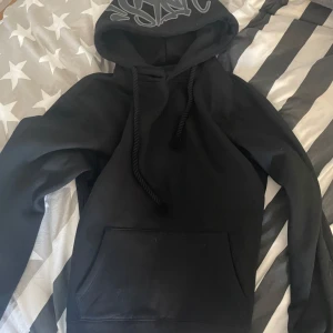 Syna world hoodie -  syna world hoodie storlek M säg till om ni vill ha tillbehör så kan jag skicka bild på de🙌( pris kan självklart diskuteras)