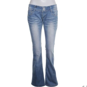 Blå lågmidjade bootcut jeans - Snygga blå bootcut jeans med låg midja! Sitter ganska tight på mig som har ca M (alltså väldigt små i storlek) Jätte bra skick! Midjemått: 38 Innerbenslängd: 80 (ca)☺️☺️