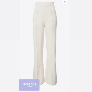 Florence by mills byxor - Byxor som är designat av Millie bobby brown i storlek 34. Säljer för 200kr Köptes för 569kr.  