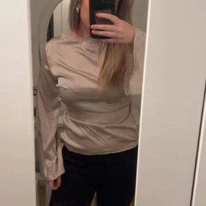 Beige långärmad blus - En beige blus, tog precis av prislappen den är aldrig använd endast testat. Den är utsvängd i ärmarna och har en resor i ryggen🫶