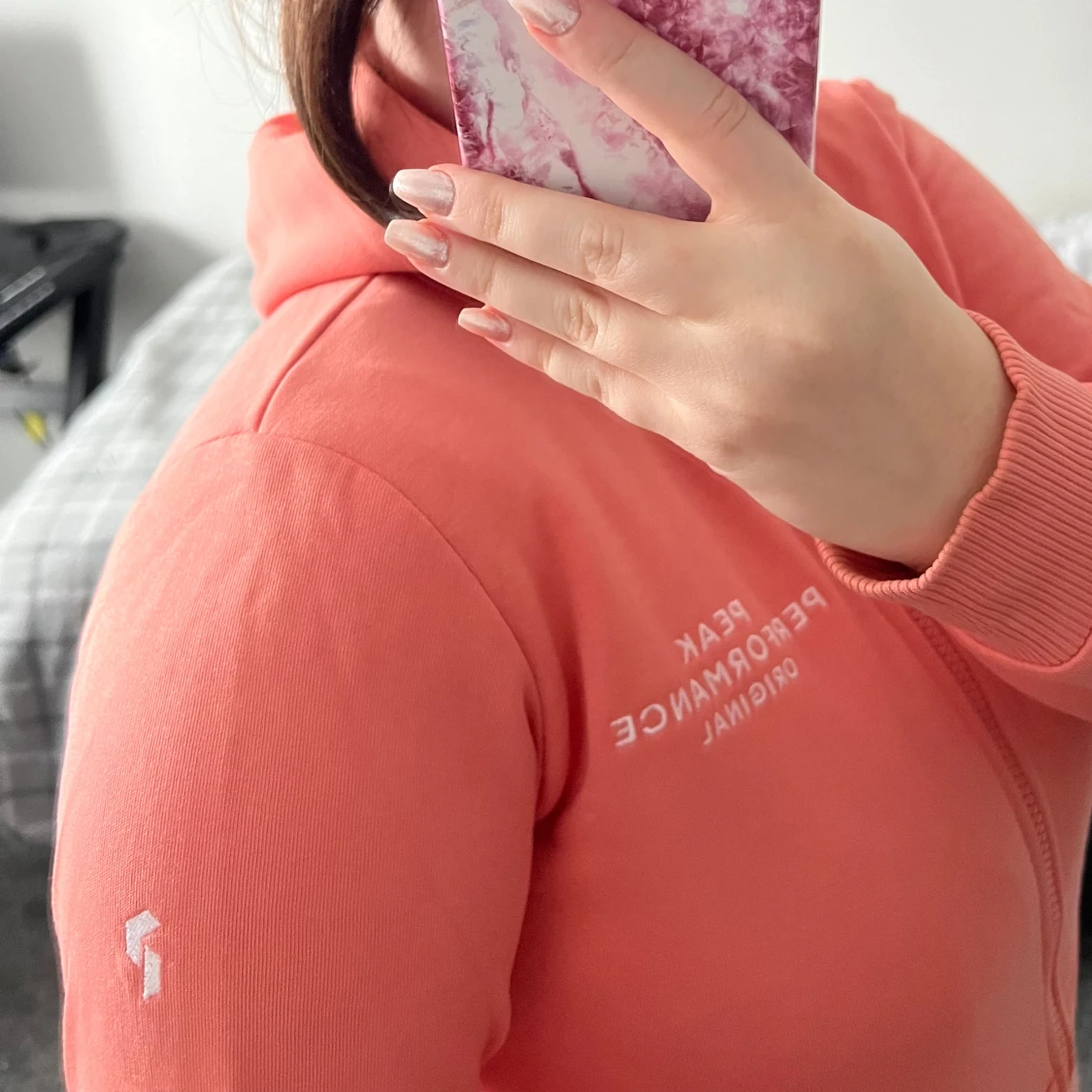 Korallfärgad hoodie från Peak Performance - 2