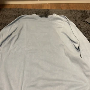 Ljusblå tröja från Marc O'Polo - Säljer en stilren ljusblå tröja från Marc O'Polo. Tröjan har långa ärmar och en rund halsringning, perfekt för en avslappnad look. Tillverkad i ett mjukt material som ger en skön känsla.