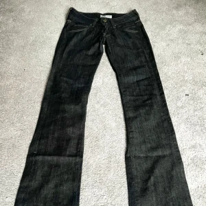 Lågmidjade bootcut jeans  - Supersnygga mörkblåa jeans från Lee, lågmidjade och bootcut. Säljer de då de är för små och har därav inga bilder på de. De är i väldigt gott skick, inga slitage. Nypris ca 1200kr💞  Midja rakt över är ca 35 cm  Innerbenslängd är ca 82cm