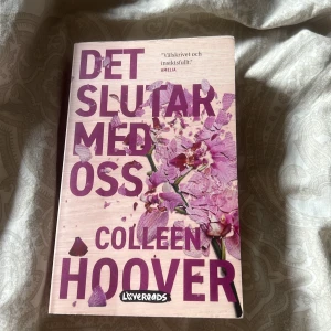 Det slutar med oss - Boken 'Det slutar med oss' av Colleen Hoover är en gripande roman om kärlek och svårigheter. Den följer Lily som flyttar till Boston för att förverkliga sin dröm om en blomsterhandel. När hon träffar Ryle, en framgångsrik neurokirurg, ställs hon inför svåra val. En berättelse om mod och att bryta mönster. Boken är utläst och har tecken på användning men är fortfarande i bra skick och går att läsa💫😌