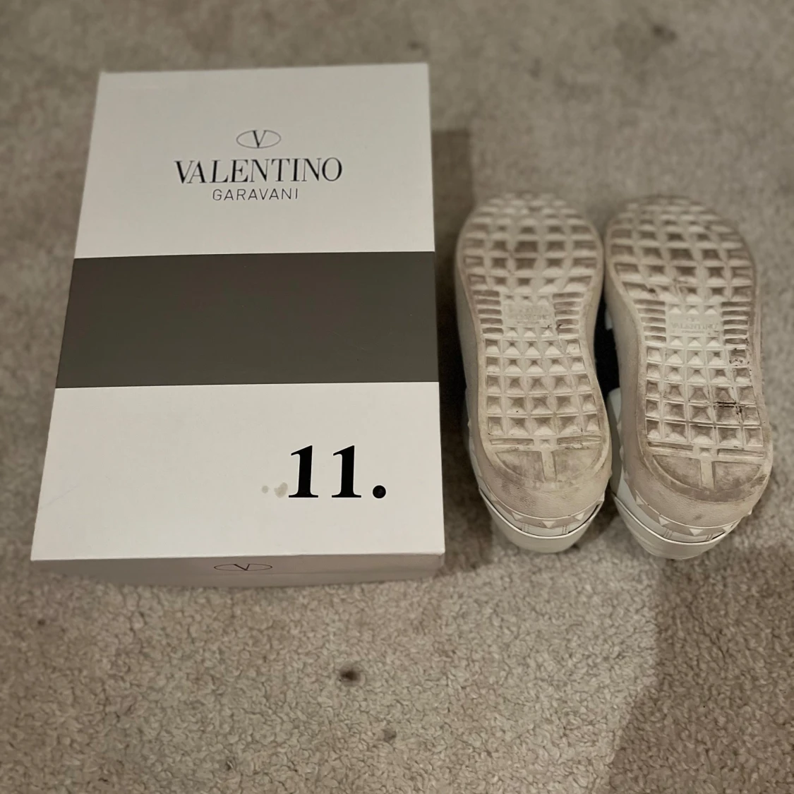 Valentino Garavani sneakers i vitt och svart - 91