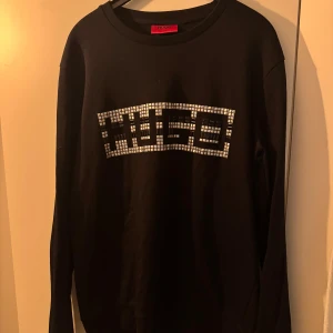 Svart Hugo boss tröja - Använd några gånger och nu är den för liten.