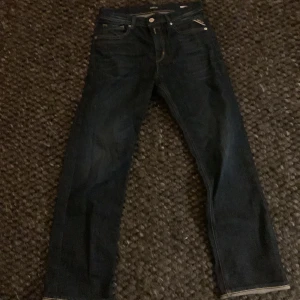 Replay jeans - Mörkblå replay jeans i modellen Thad. Hör av dig vid frågor/intresse
