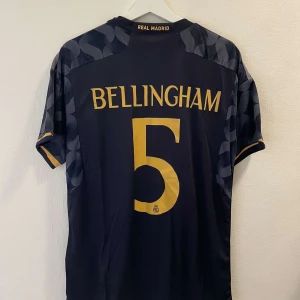 Bellingham Real Madrid fotbollströja  - Helt ny re-plika fotbollströja från Real Madrid med Bellingham på ryggen. Storlek Medium.