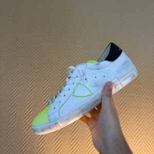 Philippe Model PRSX low Neon EU46 - Philippe Model PRSX low Neon EU46 Skorna är helt nya! Kvitto, låda och dustbag tillkommer OBS! Låda skadad lite och tejpad, kolla bilder! Pris: 1500kr